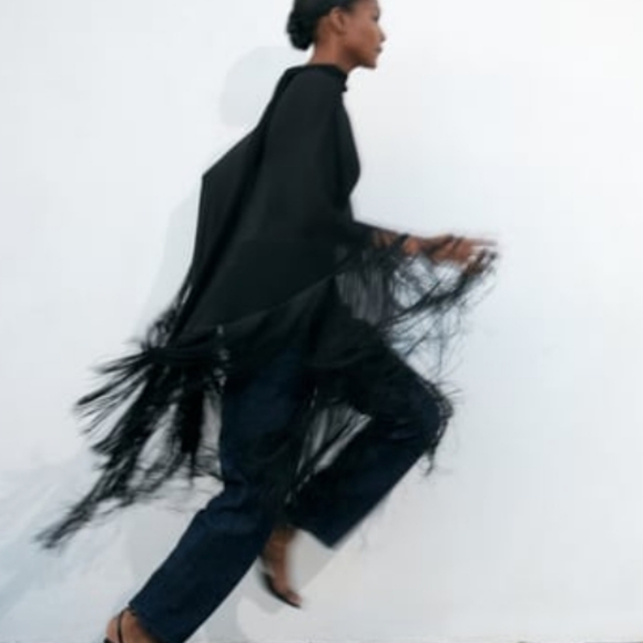 ZARA MESH FRINGED GAUZE CAPE
High collar cape with multi-positional tie detail. - Picture 10 of 13